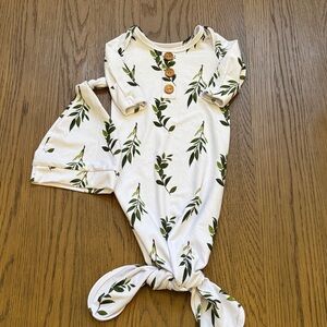 NWOT Caden Lane White Baby Gown with Green Leaf Design Size 7-14lbs+